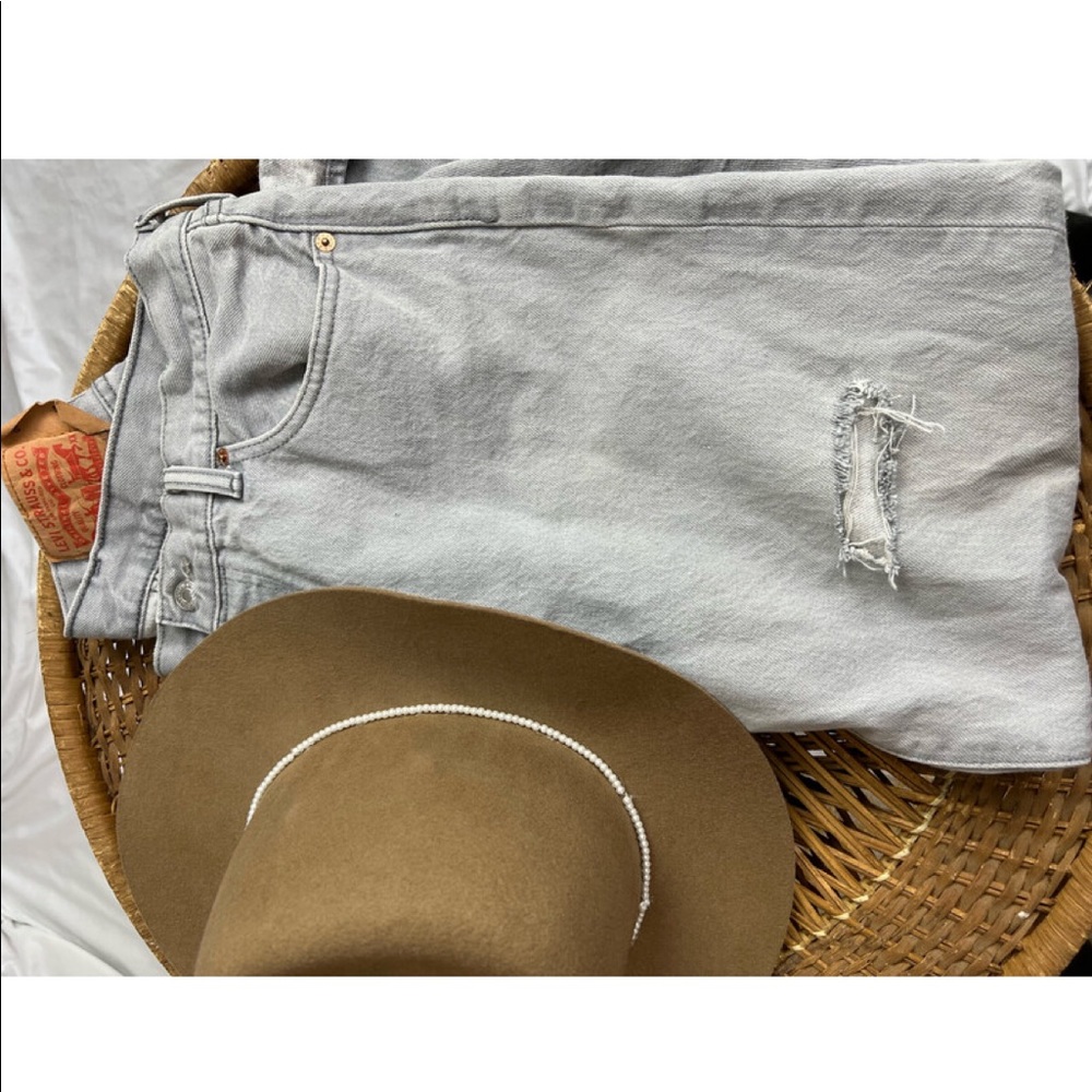 Gray Ripped Levi’s W36 L30